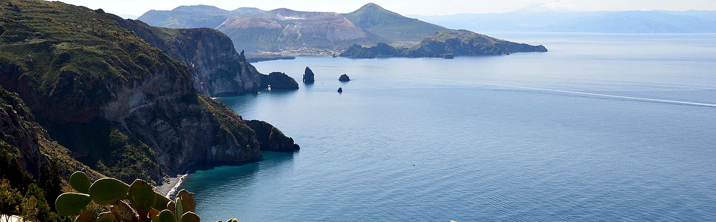 Eolie e la Sicilia vista dal mare2.jpg